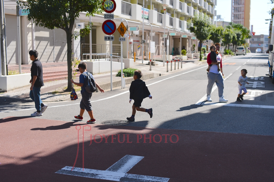 登校中の子供