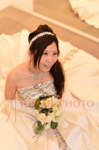 衣装合わせ中の新婦さん