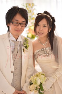 衣装合わせ中の新郎さんと新婦さん