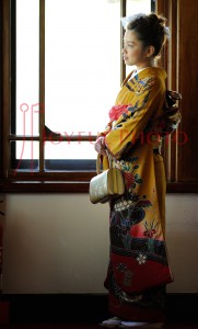 奈良ホテルの窓際で成人式を待つ着物の女性