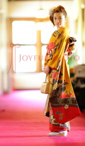 奈良ホテルで成人式を待つ着物の女性