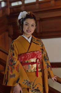 奈良ホテルで成人式を待つ着物の女性