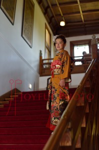 奈良ホテルの階段で成人式を待つ着物の女性