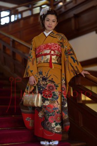奈良ホテルの階段で成人式を待つ着物の女性
