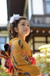 奈良ホテルで成人式を待つ着物の女性