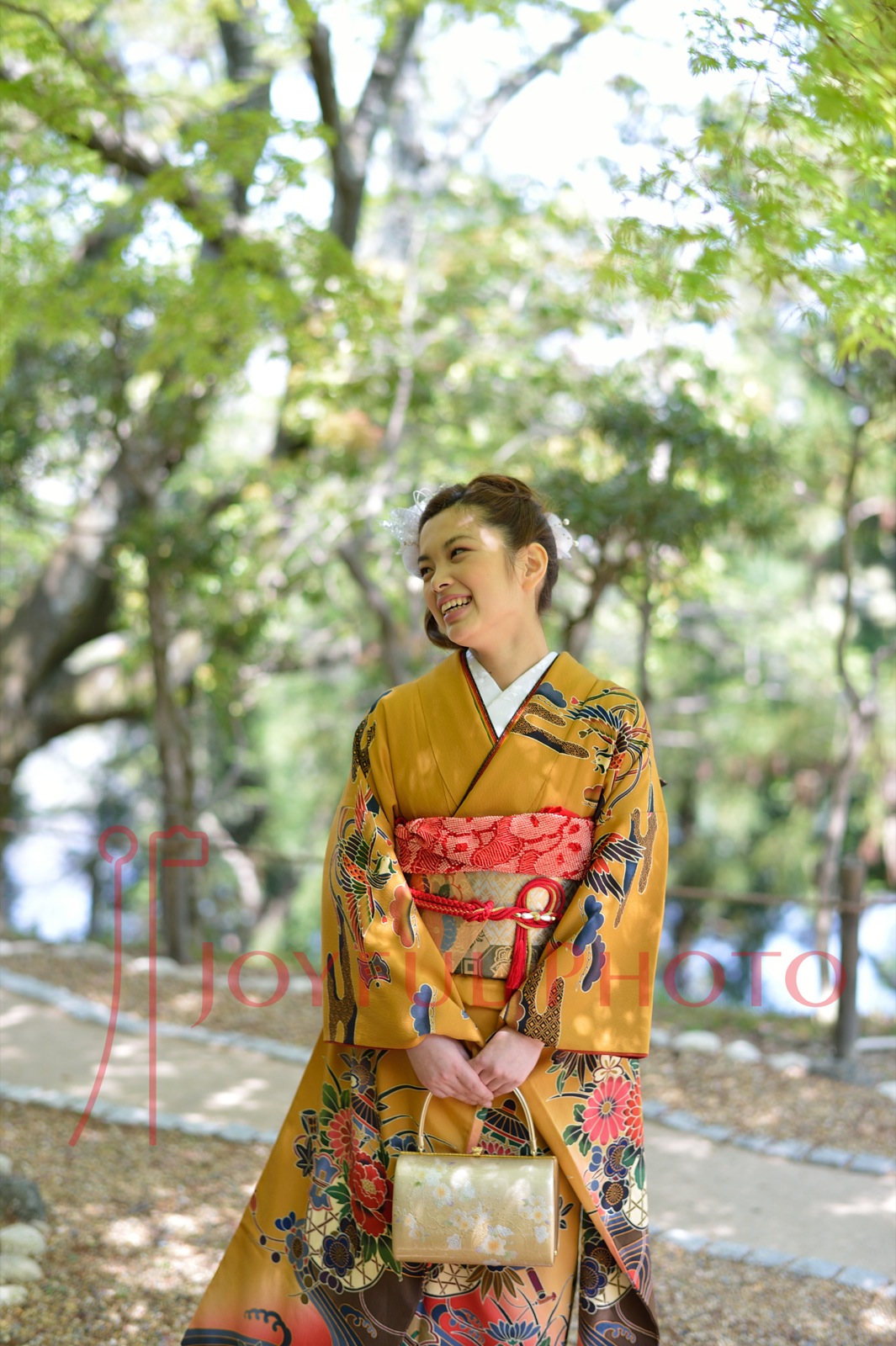 奈良ホテルで成人式を待つ着物の女性