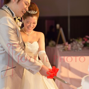 ケーキカットする新郎と新婦