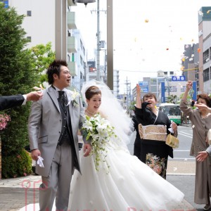 みんなから祝ってもらう新郎と新婦