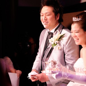 ケーキカットして笑顔の新郎と新婦